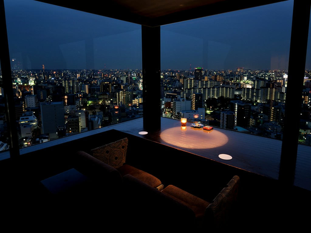 優しく包み込むソファーで、二人だけの時をゆったりと刻む