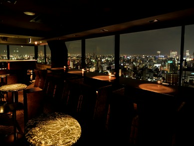 窓いっぱいに広がる名古屋の夜景でラグジュアリーな時間を過ごす