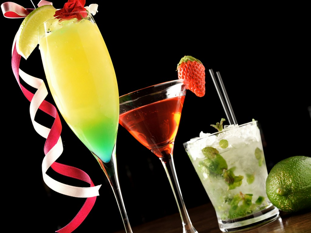 ほの暗い店内に浮かび上がある、色鮮やかなオリジナルカクテル