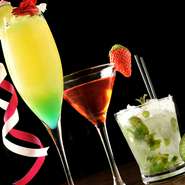 ほの暗い店内に浮かび上がある、色鮮やかなオリジナルカクテル