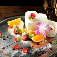 誕生日や記念日などのお祝いには、窓側のカップルシートが用意された『プレミアムコース』がおすすめです。乾杯用スパークリングワインの他、サプライズメッセージを添えることができるハート型ホールケーキ付き。