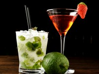※左：モヒート／右：ストロベリーマティーニ