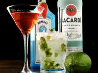 経験豊富なバーテンダーが、緑や青、ピンクや赤など、お好みに合わせたと色と味でつくってくれます。ノンアルコールにも対応。ライトキューブが幻想的な光を放ち、ほの暗い店内に浮かび上がります。