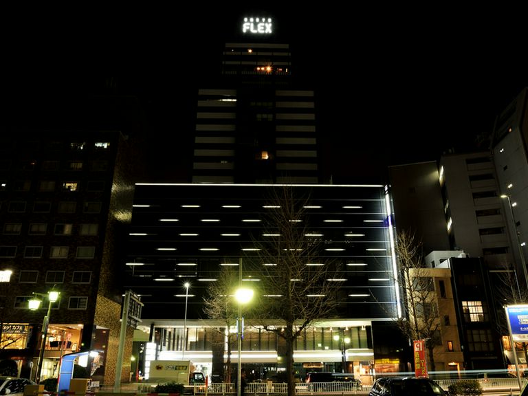 周りに遮るものがない高層ビル最上階に位置するバー