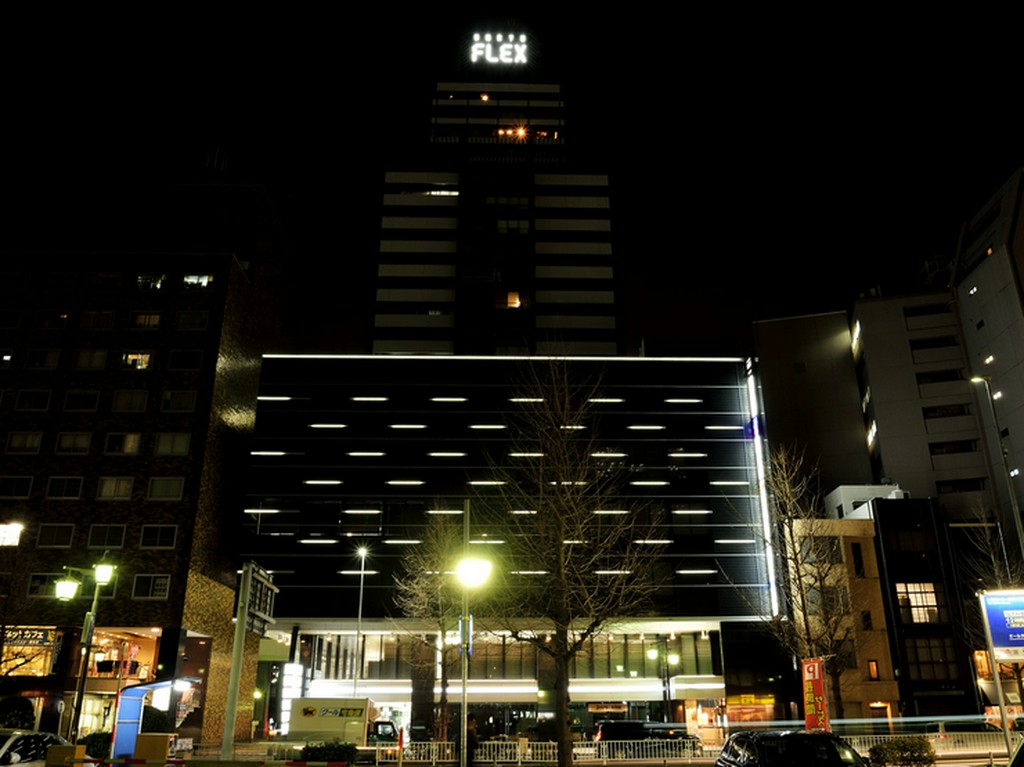 周りに遮るものがない高層ビル最上階に位置するバー