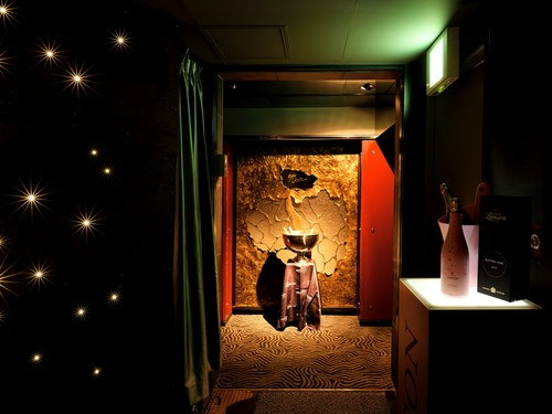 大人の隠れ家を思わせる、スポットライトに浮かび上がる入口