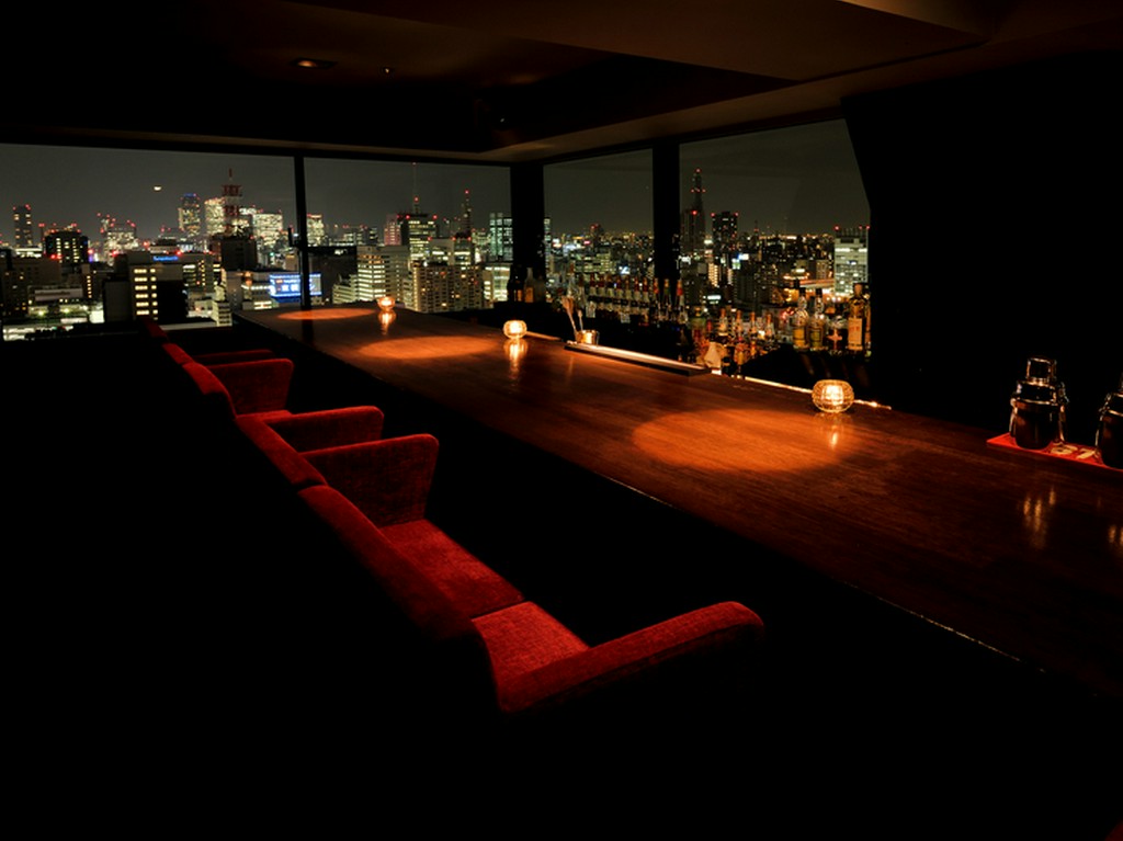 バーテンダーの華麗な手さばきが目の前で見られるバーカウンター