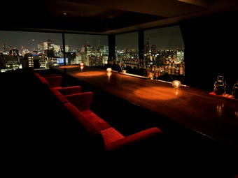 お一人様や友人同士の利用も歓迎！　思い思いにくつろげるバー