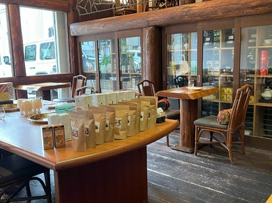 開放感あるお洒落で落ち着いた空間は、親しい人との食事に最適