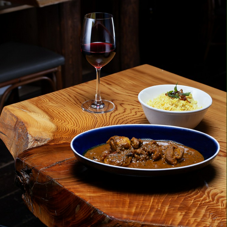 本場の香辛料を使ったホットになれる『スパイシーチキンカレー』