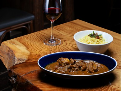 本場の香辛料を使ったホットになれる『スパイシーチキンカレー』