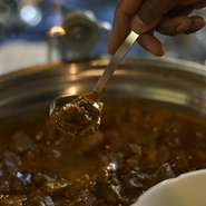 ココナッツベースの「レンズ豆カレー」や「チキンカレー」など、スパイスとコクを味わえる、濃厚な旨みを楽しめます。「バナナの花」や「ジャックフルーツ」の炒め物などと合わせると、また違う味わいで美味です。