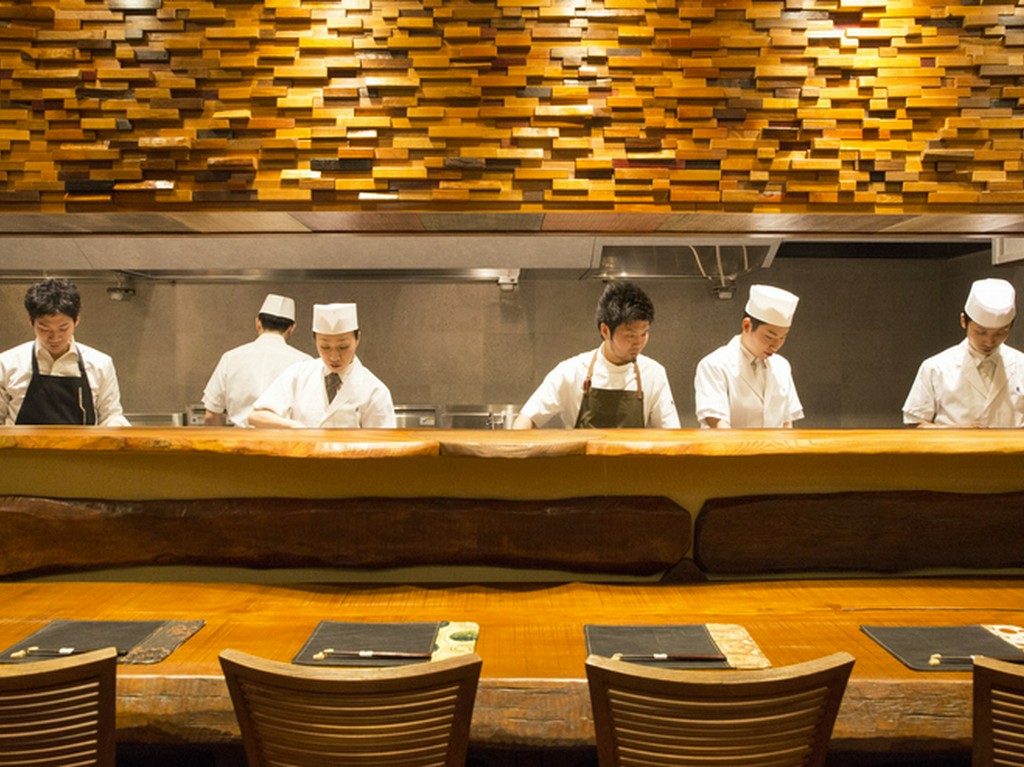 チーム傳がつくりあげる料理を間近で感じられるオープンキッチン