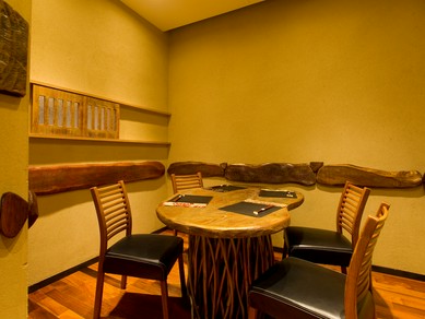 温かみある木の扉の奥には、接待や会食などに最適な個室もご用意