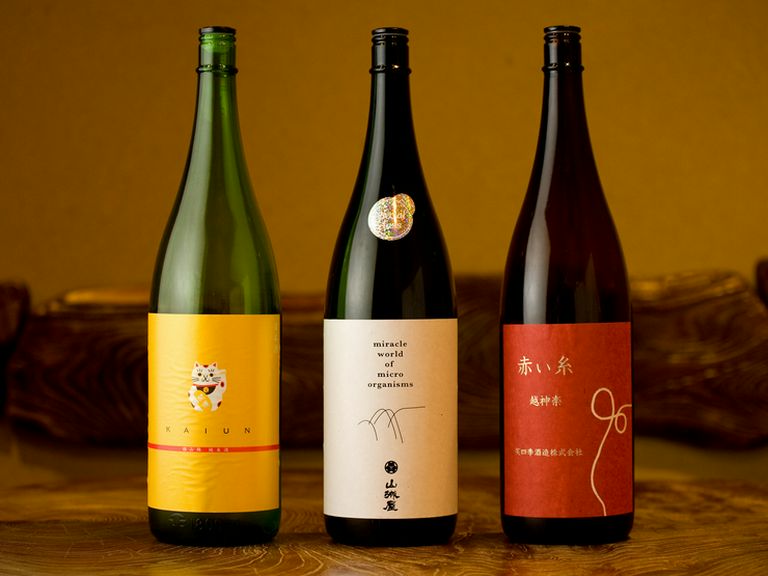 全国、北から南まで約30種ほどの日本酒を常備