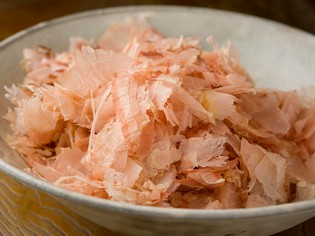 九州の釣り物の鰹をのみでつくられた「鰹節」は香りも旨みも絶品