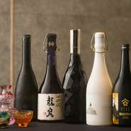 料理のパートナーとして山本シェフが選ぶお酒は、やはり日本酒。中には、日本屈指の蔵元が出す最高クラスの一本も。極上の日本料理と日本酒が奏でる甘美な味わいに、日本人としての心がすっと満たされます。