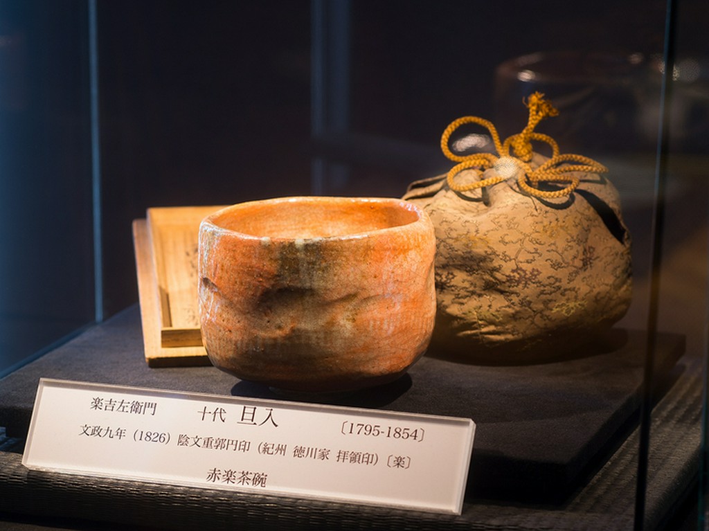 店内に配された、芸術品のような器の展示空間