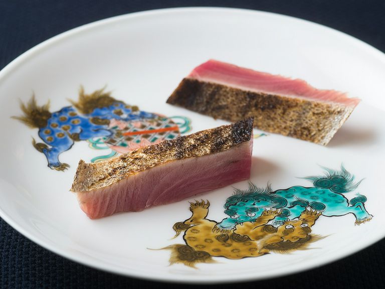 ある日のお造り『“海の幸”二皿の龍吟仕立て』のうちの一皿、カツオ