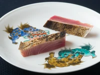 ある日のお造り『“海の幸”二皿の龍吟仕立て』のうちの一皿、カツオ