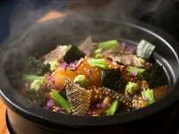 土鍋で炊いた熱々の白ご飯の上には、昆布醤油で漬けにしたたっぷりの鯛のお造り。そこにゴマダレと卵黄もたっぷりと流し、ここでしか味わえない新感覚な鯛めしの龍吟仕立てです。