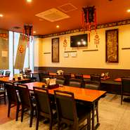 本格的な中華料理と上質なお酒を、贅沢に食べ放題・飲み放題でリーズナブルに。最大40～50人収容できるので、団体での利用も可能です。宴会をはじめ、仲間内での飲み会など大人数でわいわい過ごすのにおすすめ。