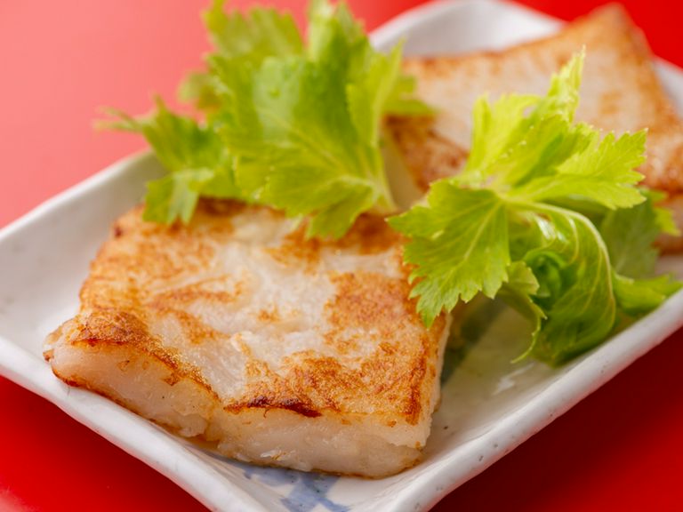 外はカリッと香ばしく、中はもちもち。食感が楽しい、シンプルな味付けで仕上げた『大根もち（2個）』