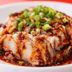 柔らかくジューシーな鶏肉に、自家製ラー油を使用した特製ソースを絡めて食べる『よだれ鶏』