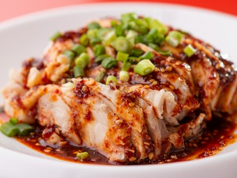 柔らかくジューシーな鶏肉に、自家製ラー油を使用した特製ソースを絡めて食べる『よだれ鶏』