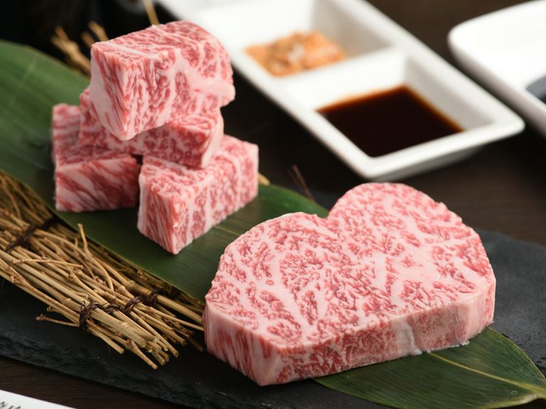 肉の匠から仕入れる、厳選された「神戸牛」「鹿の子牛」