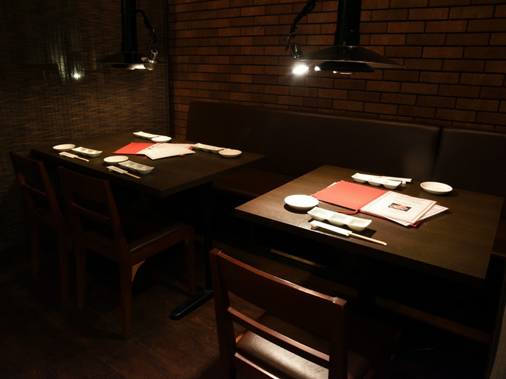 ダウンライトの照明に流れるジャズ。日常を忘れさせてくれる空間