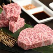 肉の匠から仕入れる、「神戸牛」「鹿の子牛」・「加古川和牛　志方牛」の新鮮ホルモン。どれもこれも大切に育てられた特別な牛です。それらを、素材の良さを最大限にいかした調理法で堪能できます。