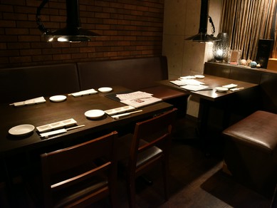 カーテンで仕切った半個室のお席。最大14名様まで可能。