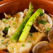 身が引き締まり弾力のある新鮮な真鱈を、あさりの芳醇な出汁の旨味によって風味豊かに仕上げられています。白ワイン、ニンニク、魚介の美味しさを詰め込んだ、スペインバスクの郷土料理です。