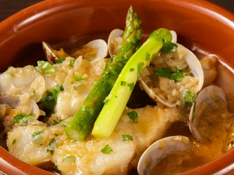 旬の真鱈とあさりの出汁が美味な『真鱈とあさりのバスク風』