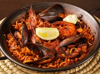 魚介の旨味と香ばしいおこげも楽しむ『魚介のフィデウア』