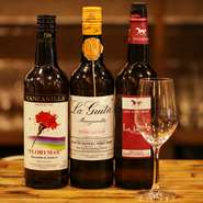スペインの特定地方でつくられる酒精強化ワインのひとつ。白ブドウのみが使われているため、白ワインの一種とも言えます。辛口で軽い口当たりの「ドライシェリー」などは、食前酒に最適。