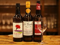 スペインの特定地方でつくられる酒精強化ワインのひとつ。白ブドウのみが使われているため、白ワインの一種とも言えます。辛口で軽い口当たりの「ドライシェリー」などは、食前酒に最適。