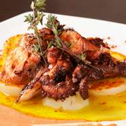 例えば、画像はガリシア地方の郷土料理『タコのガリシア風』。茹でダコとオリーブオイルとパプリカを合わせたシンプルな料理ですが、この中に各家庭の味が加えられ、それぞれの異なる味が生まれています。