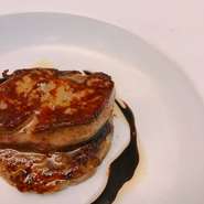 小さな前菜全４品・ポタージュ・冷前菜・温前菜・フォアグラかキャビアの料理・お魚料理・お肉料理・お口直しのデザート・デザート・コーヒー又紅茶とお茶菓子など全13品、良い食材を使用したコースです。