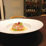 ランチ・ディナーそれぞれで、旬の味覚たちによるコースを用意。カウンターでシェフ自らもてなし、ゲストに上質なひとときを約束してくれます。予約はネットからがおすすめです。