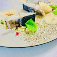  小さな前菜1・小さな前菜2・ポタージュ・前菜・お魚料理・お肉料理・お口直しのデザート・デザート・コーヒー又は紅茶とお茶菓子など全9品、贅沢なランチタイムを満喫したい方にぴったりのコースです。
