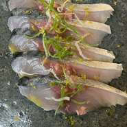 師崎産の鮮魚がカルパッチョになります。ソースも魚に合わせてシェフがその都度変えています。
