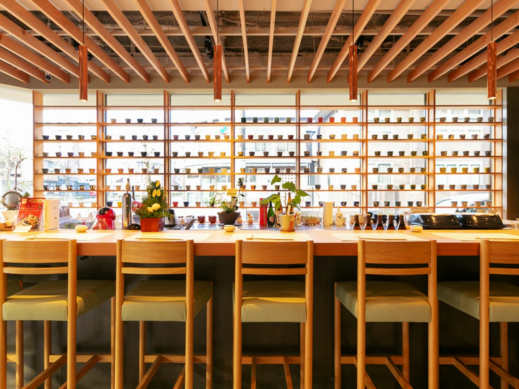 内装や器にまでこだわった店内で食べる本格的な国産十割そば