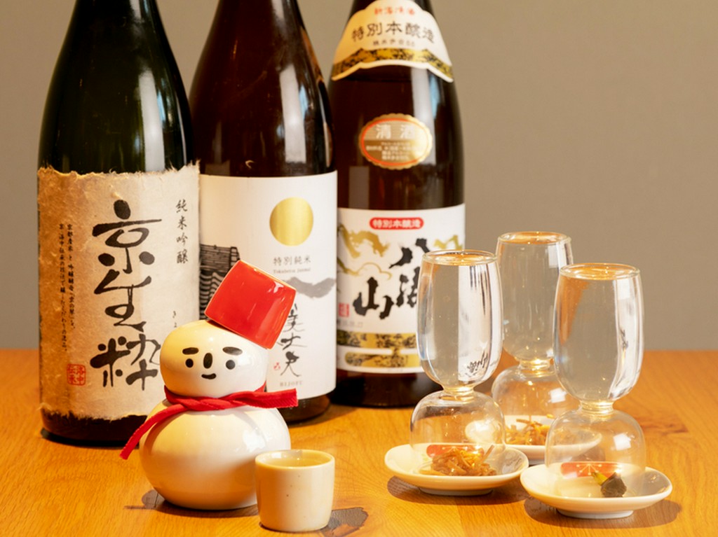 京都のボトルワインや日本酒など、様々なお酒をそばと共に