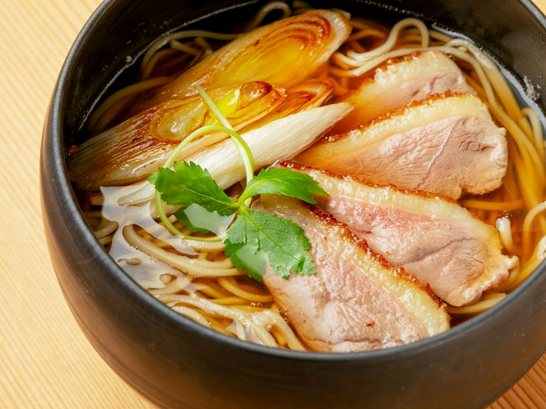 独自の焼き方で仕上げた本鴨を贅沢に。そばの旨みを邪魔しない出汁が絶品の『鴨なんばん』