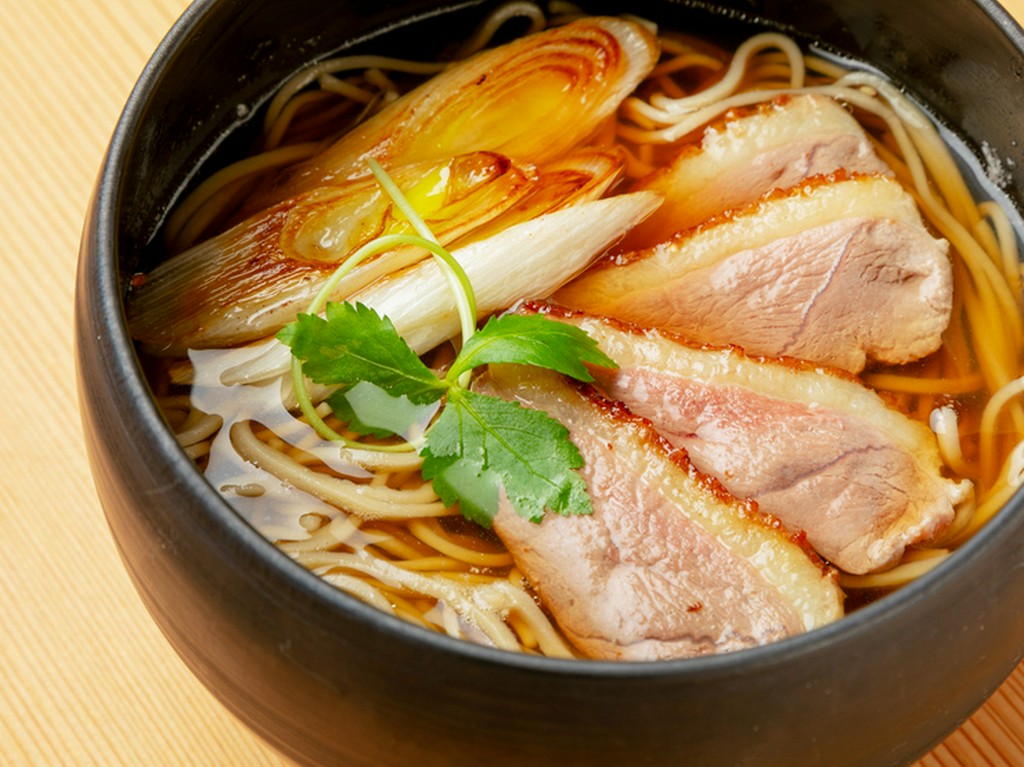 独自の焼き方で仕上げた本鴨を贅沢に。そばの旨みを邪魔しない出汁が絶品の『鴨なんばん』