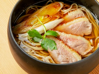 独自の焼き方で仕上げた本鴨を贅沢に。そばの旨みを邪魔しない出汁が絶品の『鴨なんばん』