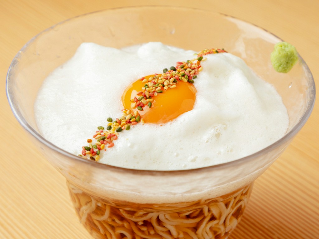 メレンゲを加えたふわふわのとろろと錦ごまの食感の違いが楽しい『ふわふわとろろそば』