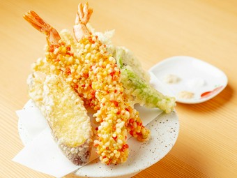 京都の名産「ぶぶあられ」が華やかでかわいらしい、季節の食材を楽しむ『天ぷら盛り合わせ』